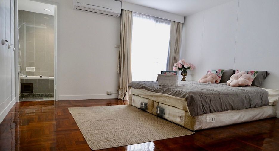 For rent 5 bedrooms townhouse in Sathon, Bangkok