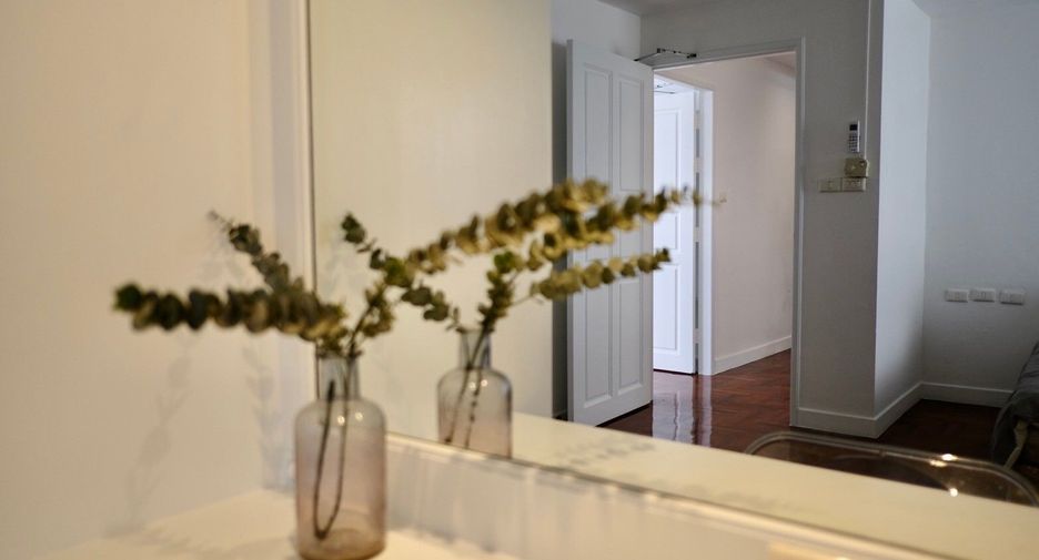 For rent 5 bedrooms townhouse in Sathon, Bangkok