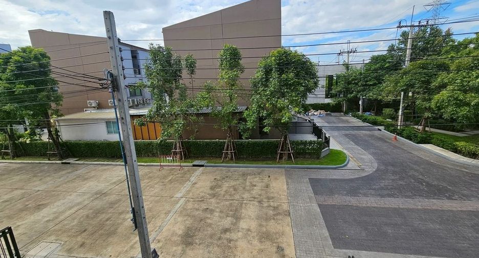 For rent 3 bedrooms townhouse in Suan Luang, Bangkok