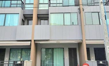 For rent 3 bedrooms townhouse in Suan Luang, Bangkok