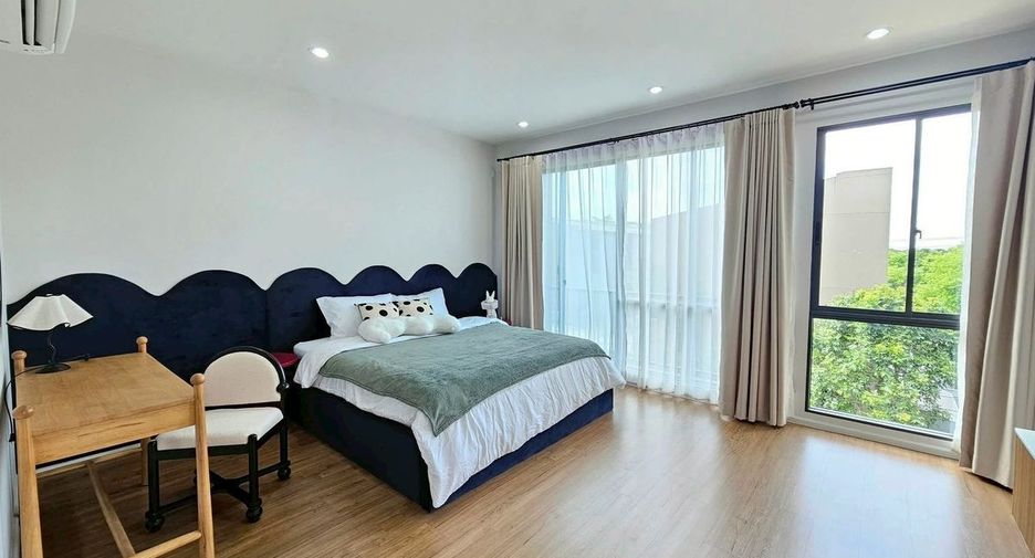 Casa adosada en alquiler de 3 habitaciones en Suan Luang, Bangkok