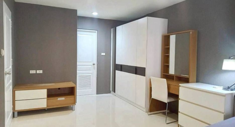 Condo en alquiler de 3 habitaciones en Khlong Toei, Bangkok
