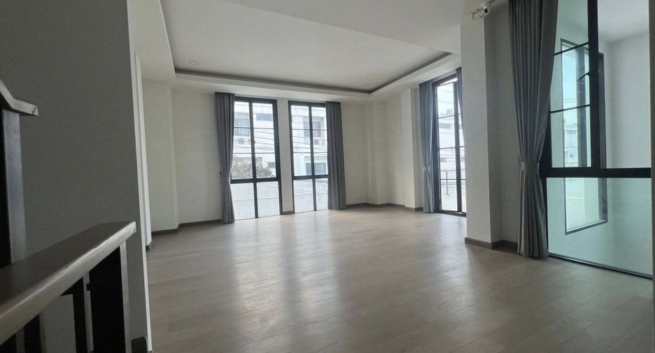 For rent 3 bedrooms house in Lat Phrao, Bangkok