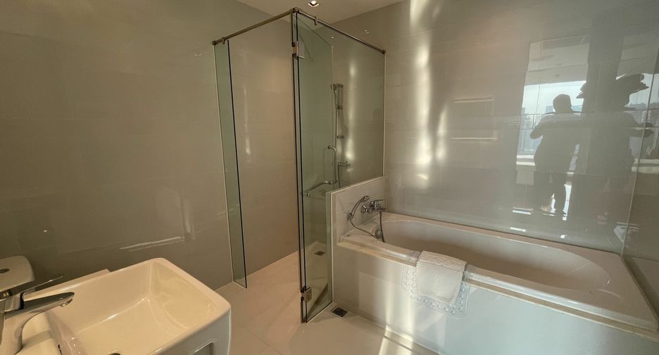 For rent 3 bedrooms condo in Watthana, Bangkok