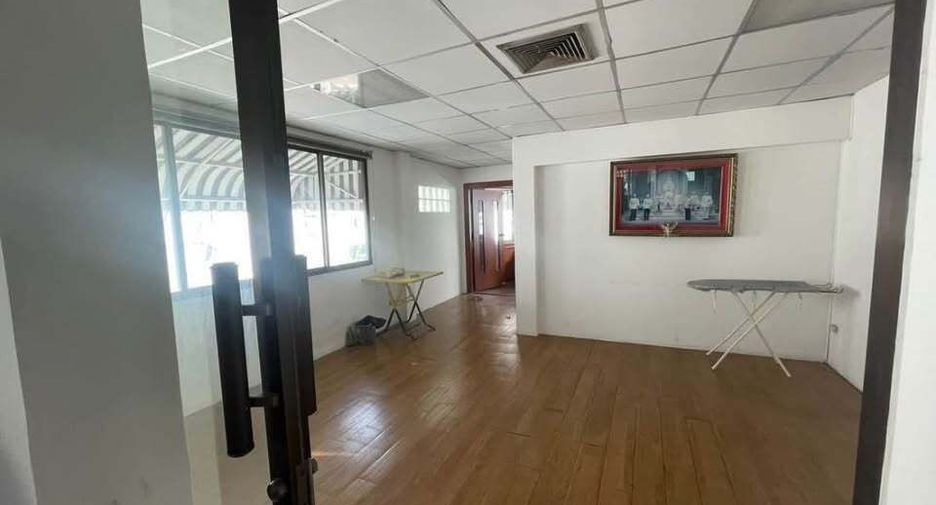 For rent 3 bedrooms retail Space in Phaya Thai, Bangkok