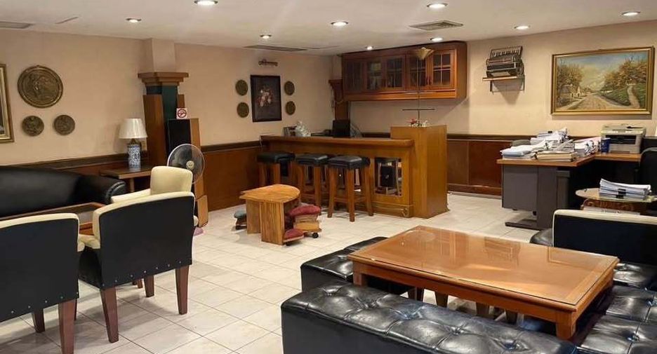 For rent 3 bedrooms retail Space in Phaya Thai, Bangkok