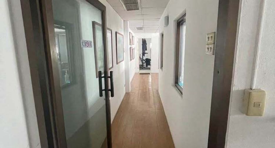 For rent 3 bedrooms retail Space in Phaya Thai, Bangkok