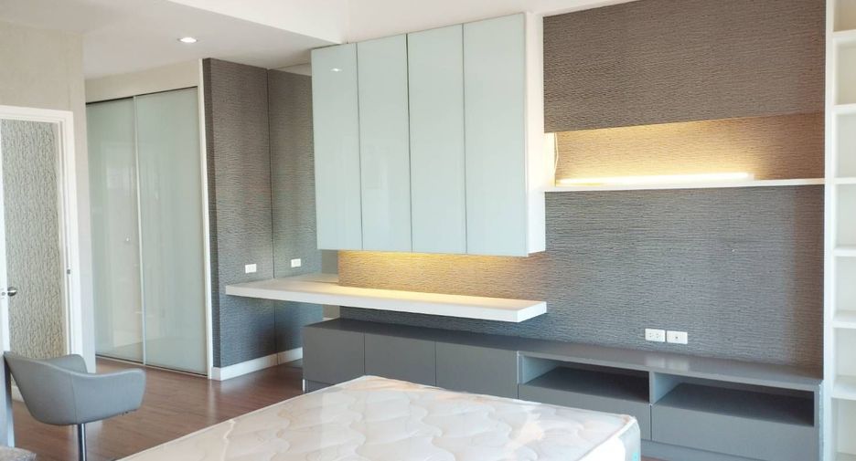 For rent 3 bedrooms villa in Saphan Sung, Bangkok