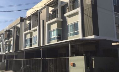 For rent 3 ベッドルーム villa in Saphan Sung, Bangkok