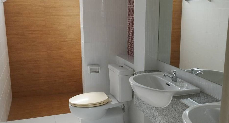 For rent 3 bedrooms villa in Saphan Sung, Bangkok