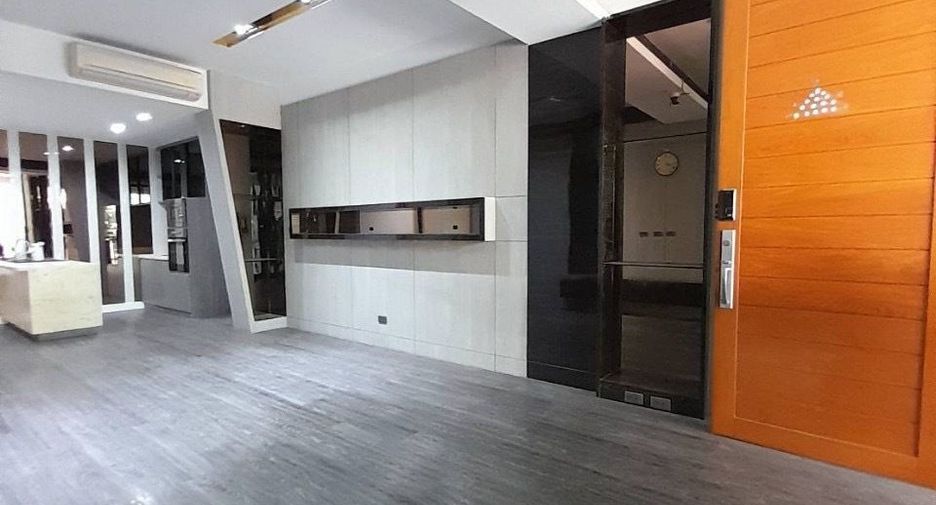 Reihenhaus zur Miete mit 3 Zimmer in Khlong Toei, Bangkok