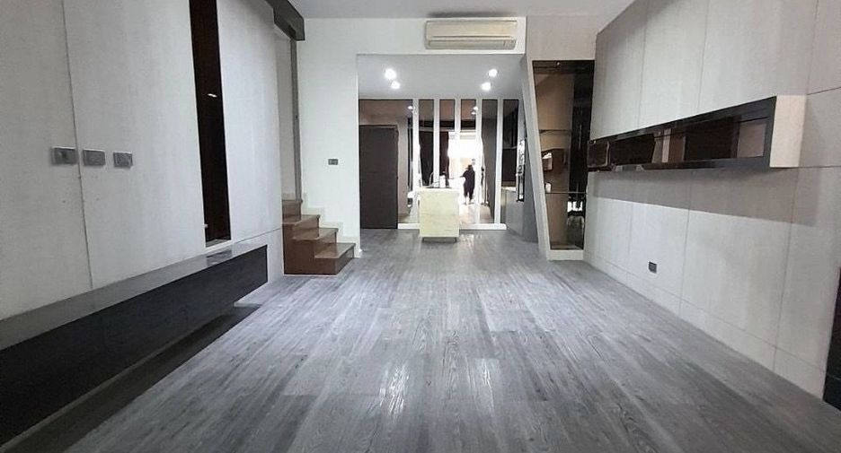 Reihenhaus zur Miete mit 3 Zimmer in Khlong Toei, Bangkok