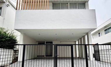 Haus zur Miete mit 4 Zimmer in Saphan Sung, Bangkok