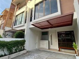 For rent 3 bedrooms townhouse in Phra Khanong, Bangkok