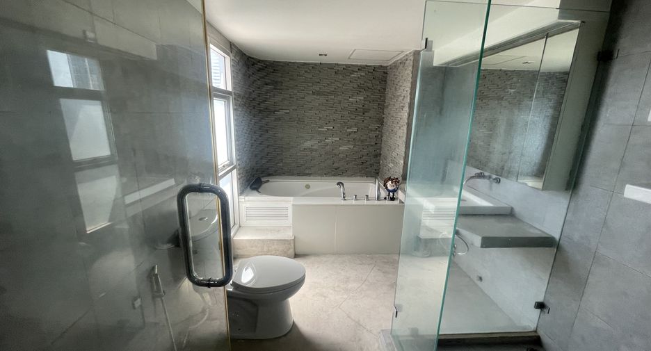 For rent 3 bedrooms condo in Watthana, Bangkok