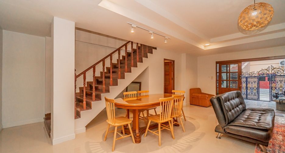Casa en alquiler de 5 habitaciones en Watthana, Bangkok