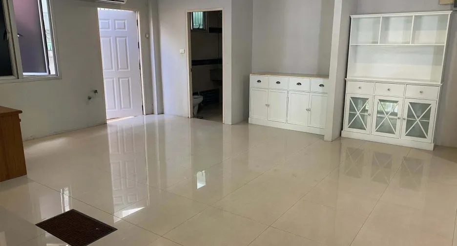 For rent 3 bedrooms house in Phra Khanong, Bangkok
