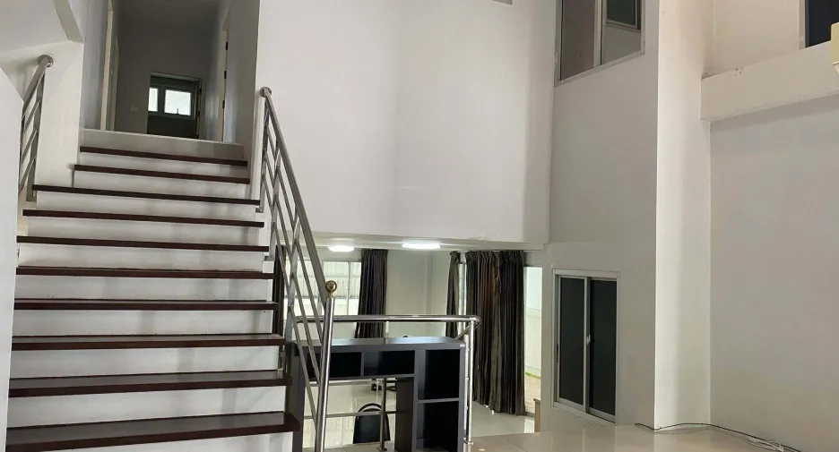 For rent 3 bedrooms house in Phra Khanong, Bangkok