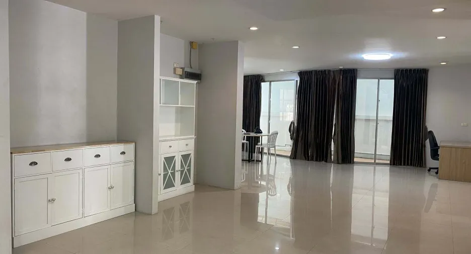 For rent 3 bedrooms house in Phra Khanong, Bangkok