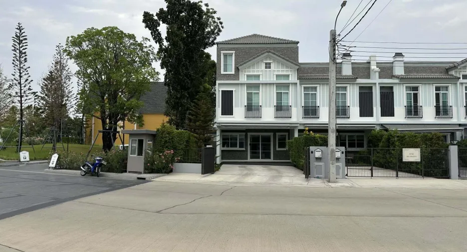 For rent 3 bedrooms townhouse in Prawet, Bangkok