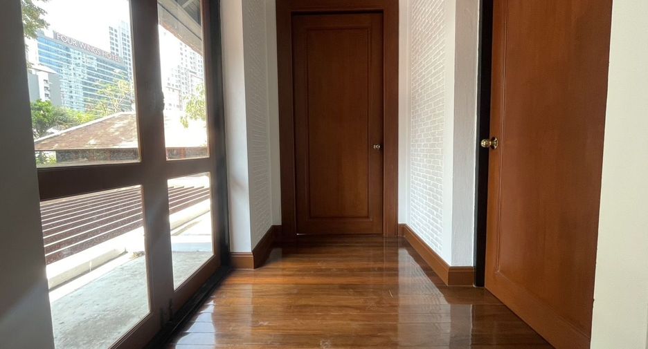 For rent 4 bedrooms villa in Khlong Toei, Bangkok