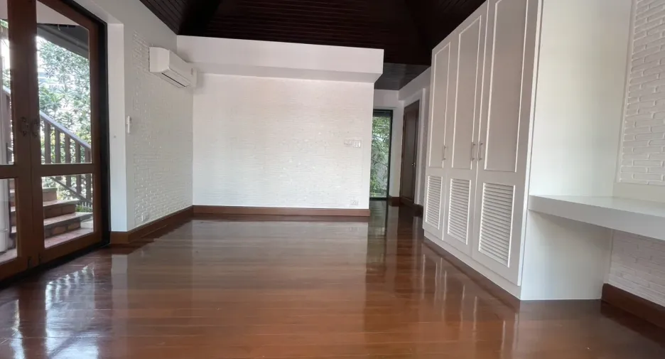 For rent 4 bedrooms villa in Khlong Toei, Bangkok