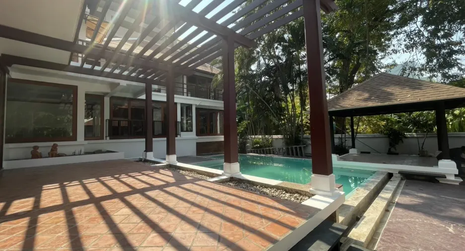 For rent 4 bedrooms villa in Khlong Toei, Bangkok