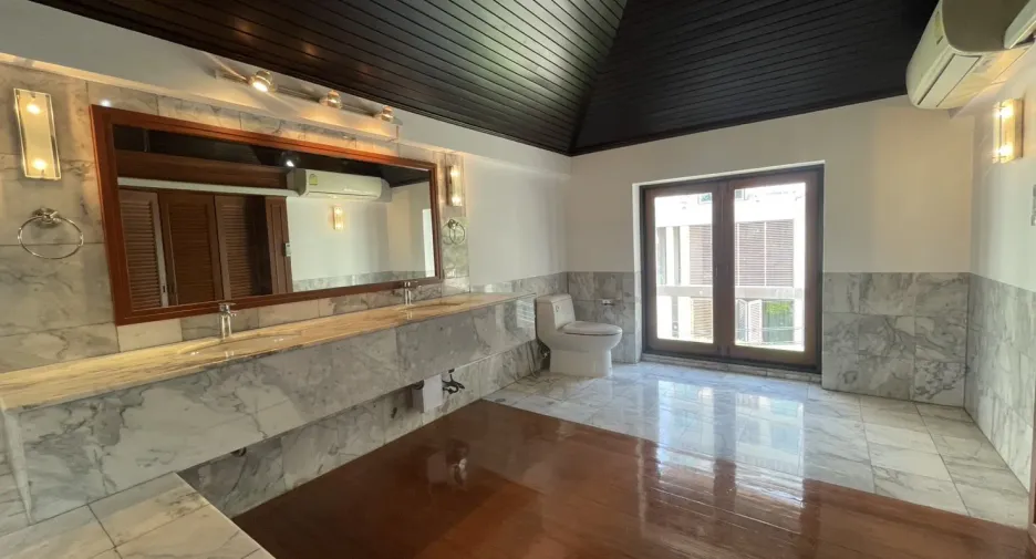 For rent 4 bedrooms villa in Khlong Toei, Bangkok