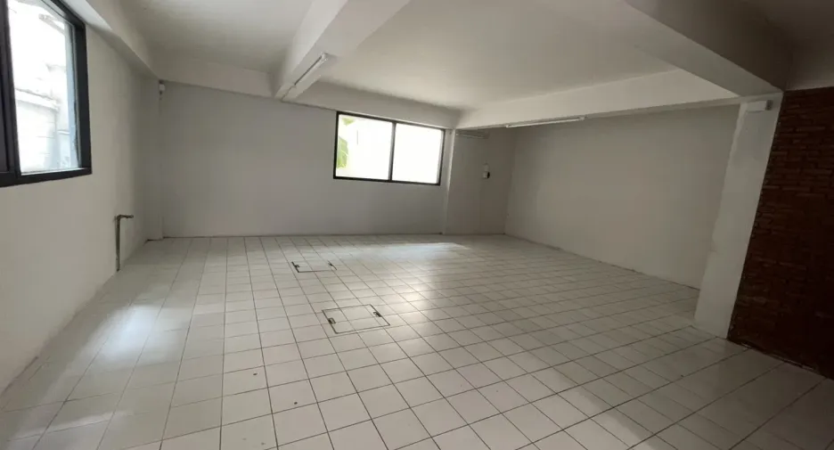 For rent 4 bedrooms villa in Khlong Toei, Bangkok