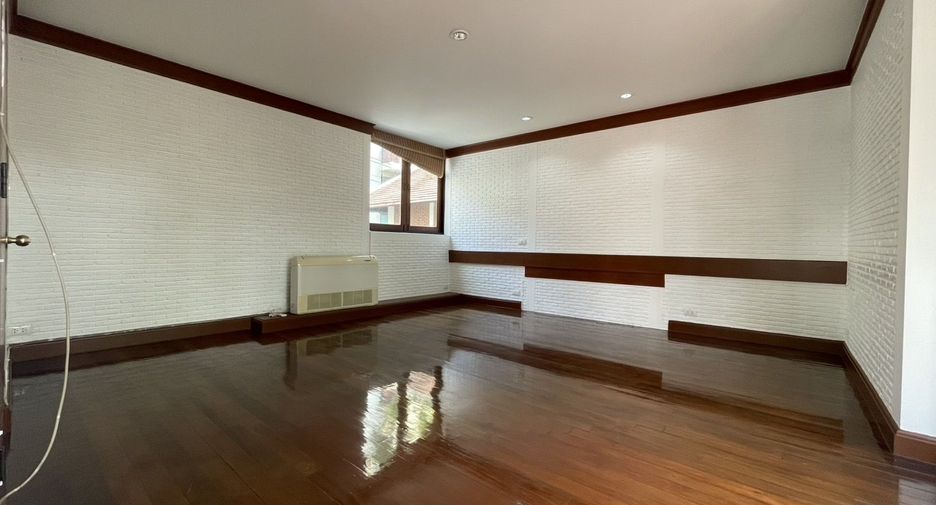 For rent 4 bedrooms villa in Khlong Toei, Bangkok