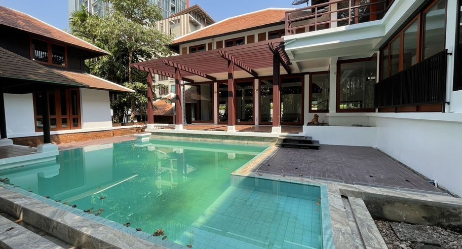 For rent 4 bedrooms villa in Khlong Toei, Bangkok