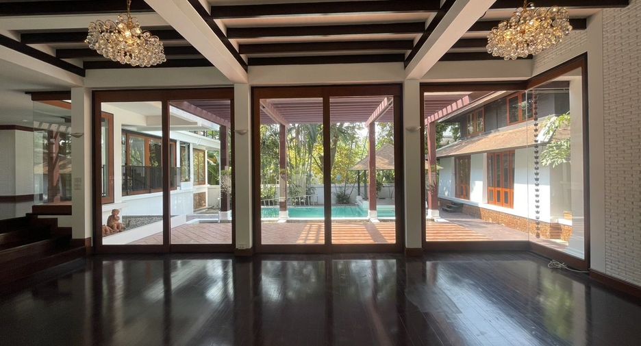 For rent 4 bedrooms villa in Khlong Toei, Bangkok