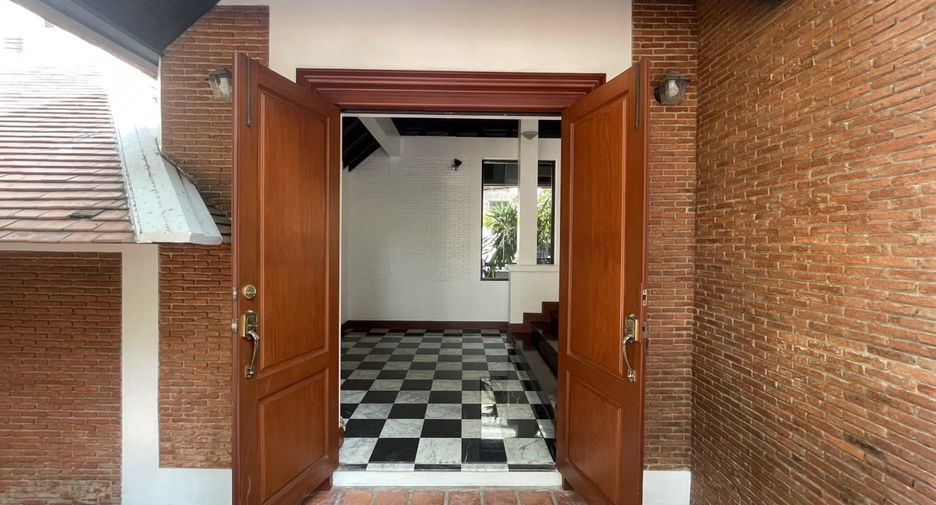 For rent 4 bedrooms villa in Khlong Toei, Bangkok
