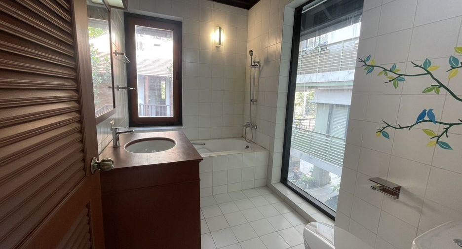 For rent 4 bedrooms villa in Khlong Toei, Bangkok