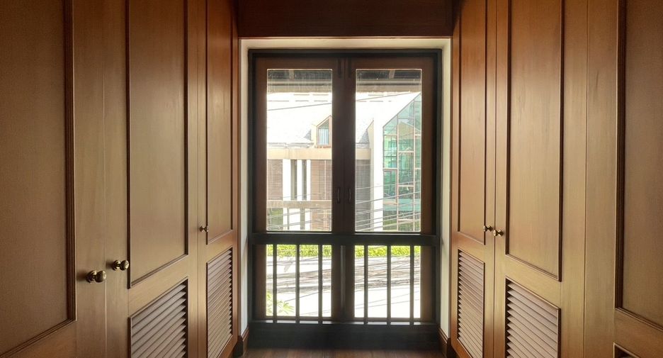 For rent 4 bedrooms villa in Khlong Toei, Bangkok