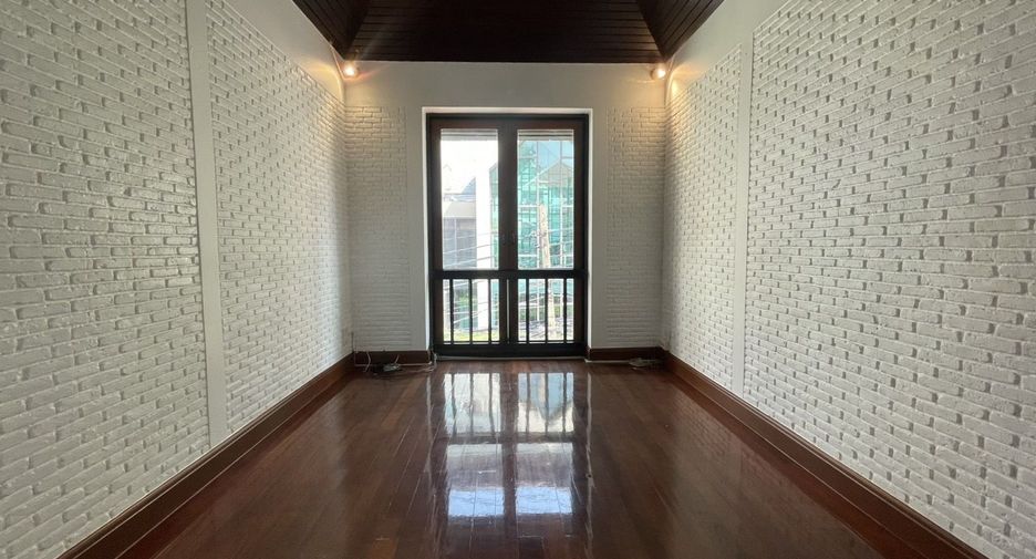 For rent 4 bedrooms villa in Khlong Toei, Bangkok