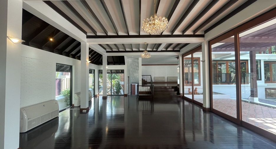 For rent 4 bedrooms villa in Khlong Toei, Bangkok
