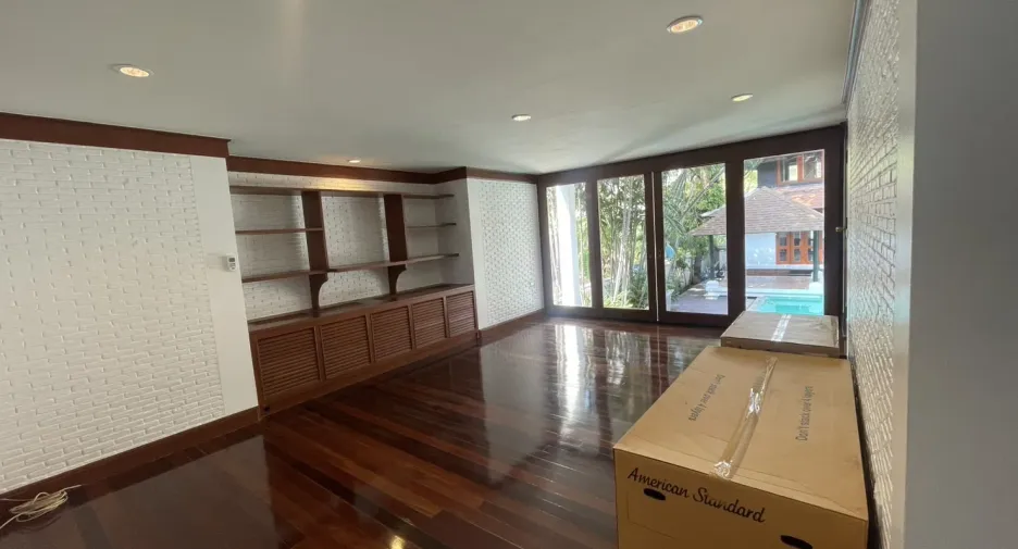 For rent 4 bedrooms villa in Khlong Toei, Bangkok