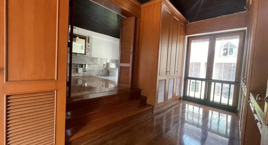 For rent 4 bedrooms villa in Khlong Toei, Bangkok
