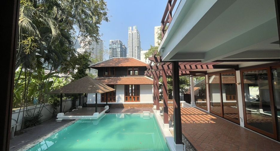 For rent 4 bedrooms villa in Khlong Toei, Bangkok