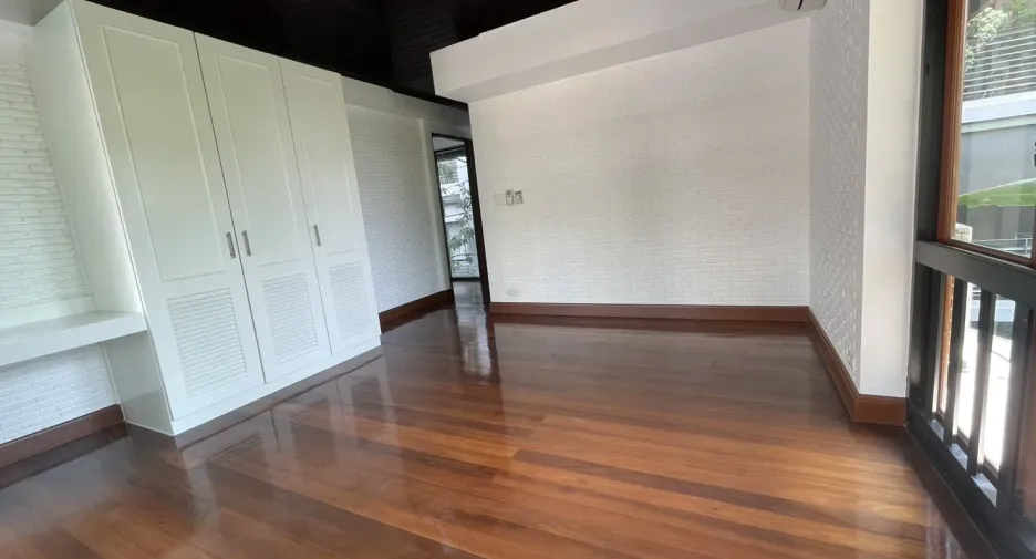 For rent 4 bedrooms villa in Khlong Toei, Bangkok