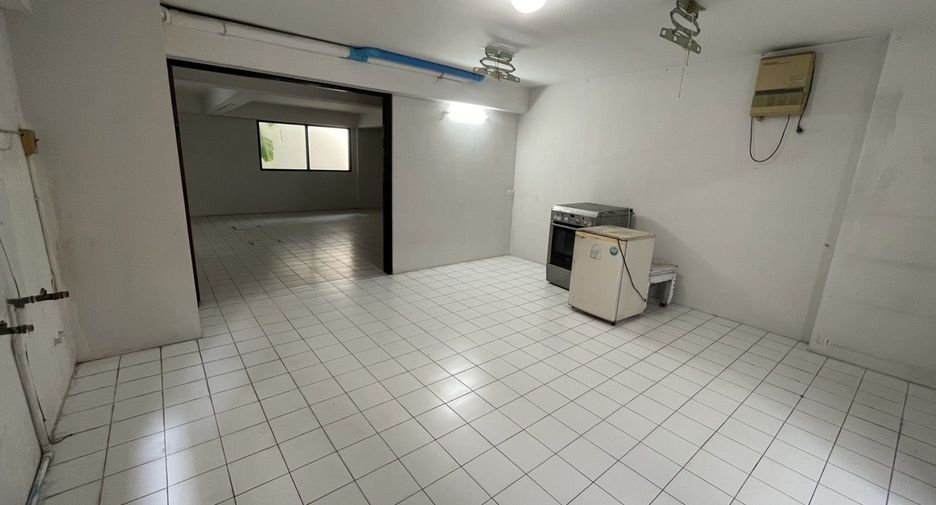 For rent 4 bedrooms villa in Khlong Toei, Bangkok