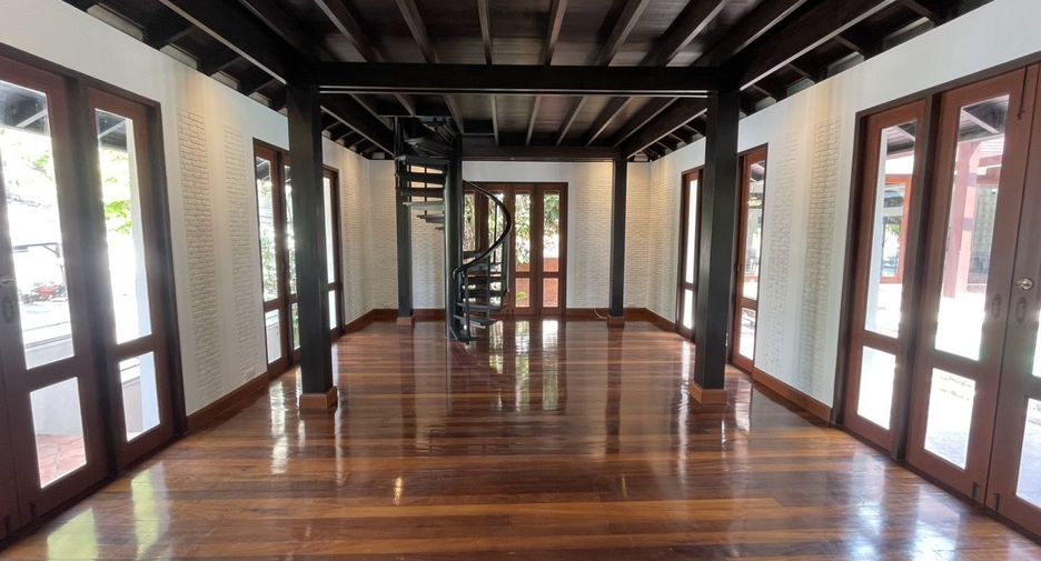 For rent 4 bedrooms villa in Khlong Toei, Bangkok