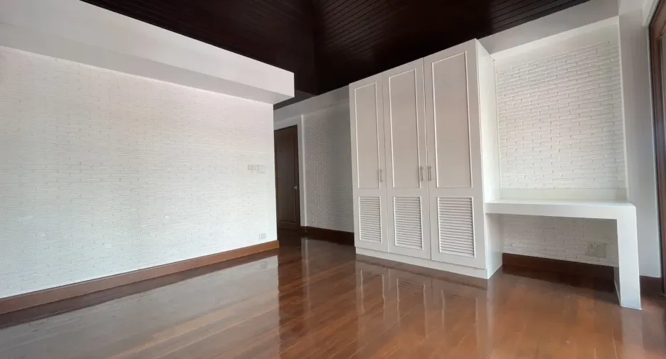For rent 4 bedrooms villa in Khlong Toei, Bangkok