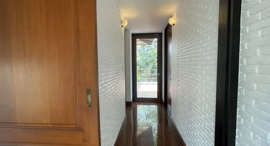 For rent 4 bedrooms villa in Khlong Toei, Bangkok