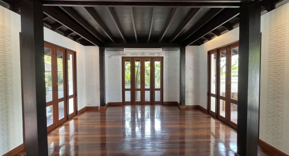 For rent 4 bedrooms villa in Khlong Toei, Bangkok