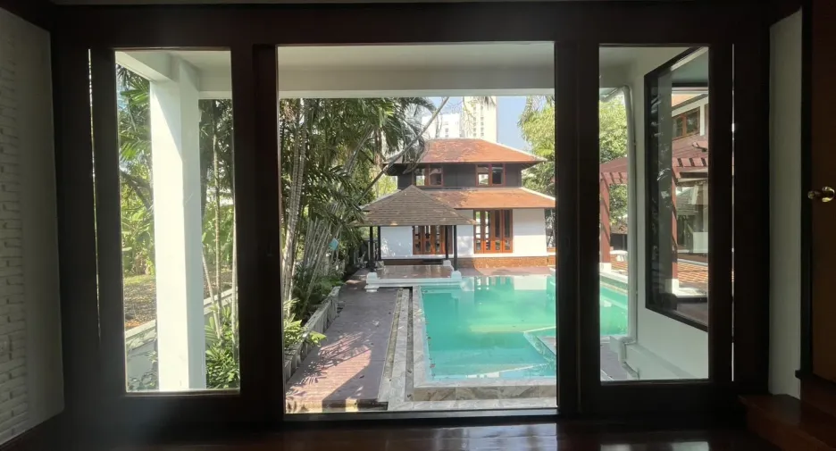 For rent 4 bedrooms villa in Khlong Toei, Bangkok