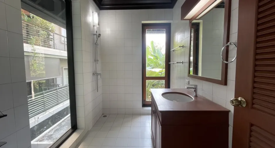 For rent 4 bedrooms villa in Khlong Toei, Bangkok
