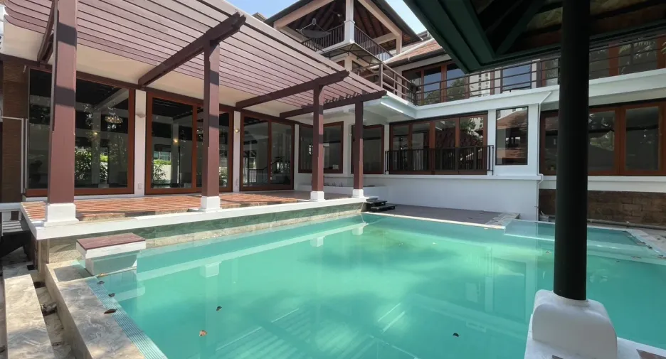 For rent 4 bedrooms villa in Khlong Toei, Bangkok
