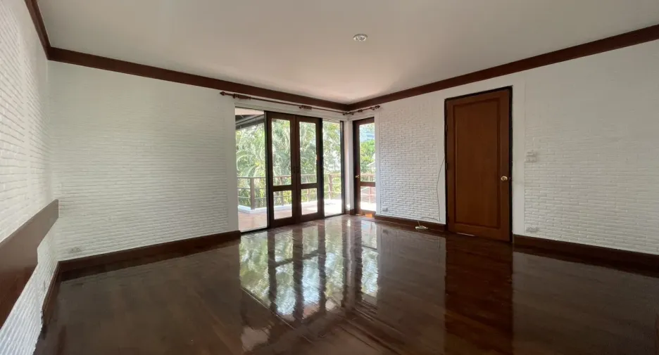 For rent 4 bedrooms villa in Khlong Toei, Bangkok